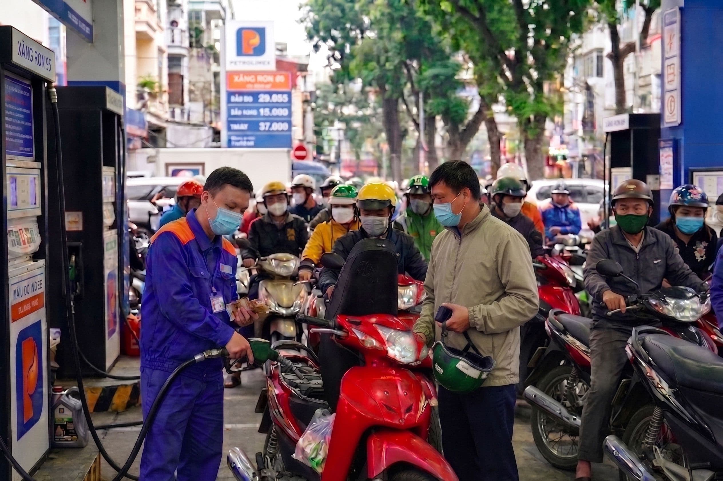 Giá xăng dầu hôm nay 17/5